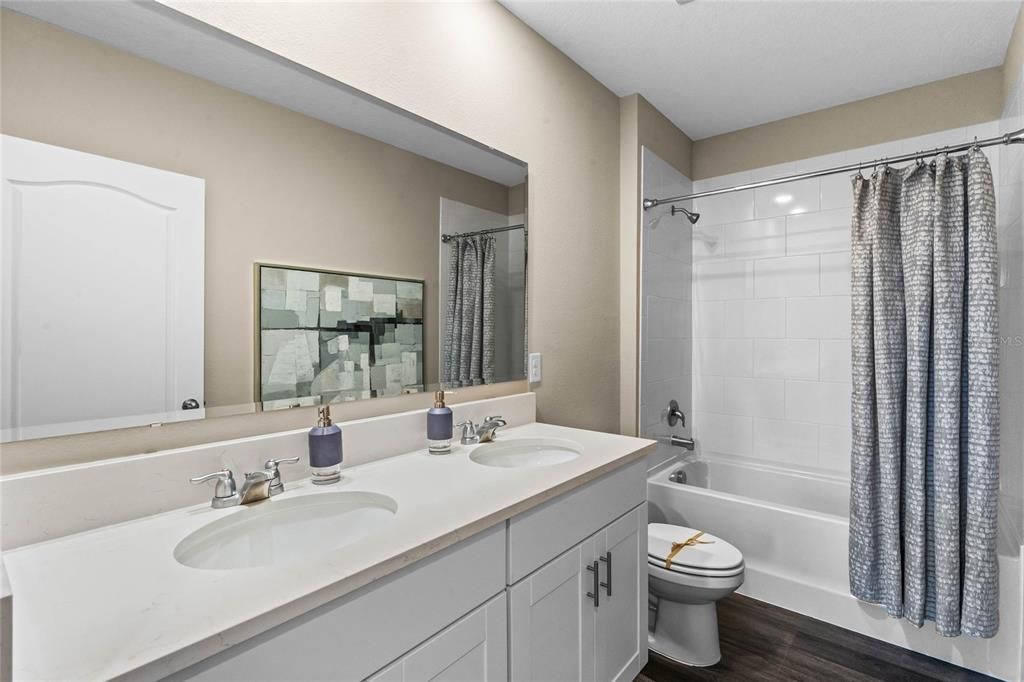 Activo con contrato: $389,990 (5 camas, 3 baños, 2447 Pies cuadrados)
