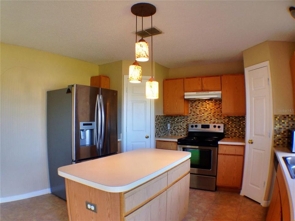 For Rent: $3,100 (5 beds, 2 baths, 2156 Square Feet)