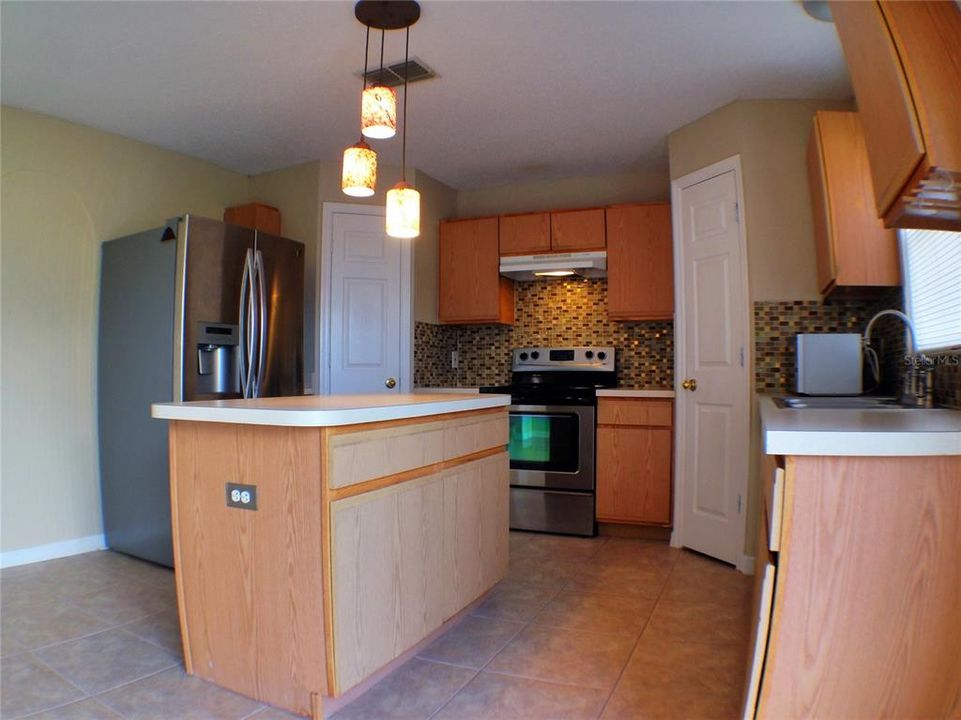 For Rent: $3,100 (5 beds, 2 baths, 2156 Square Feet)