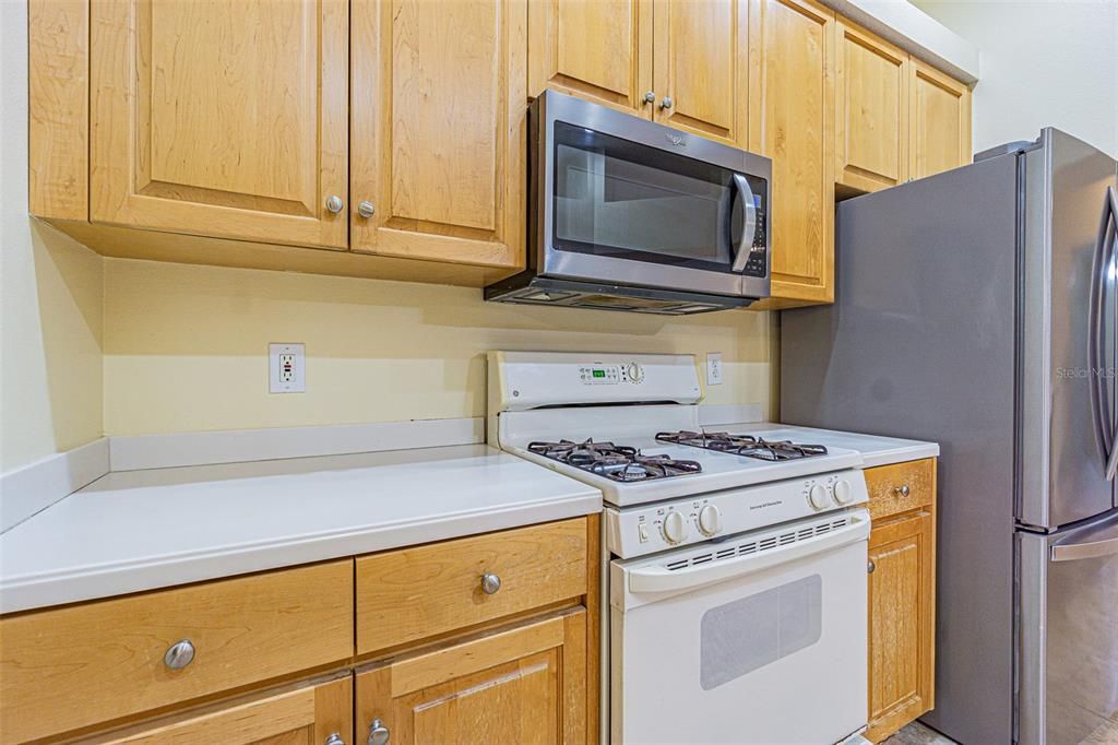 Activo con contrato: $435,950 (4 camas, 2 baños, 2090 Pies cuadrados)