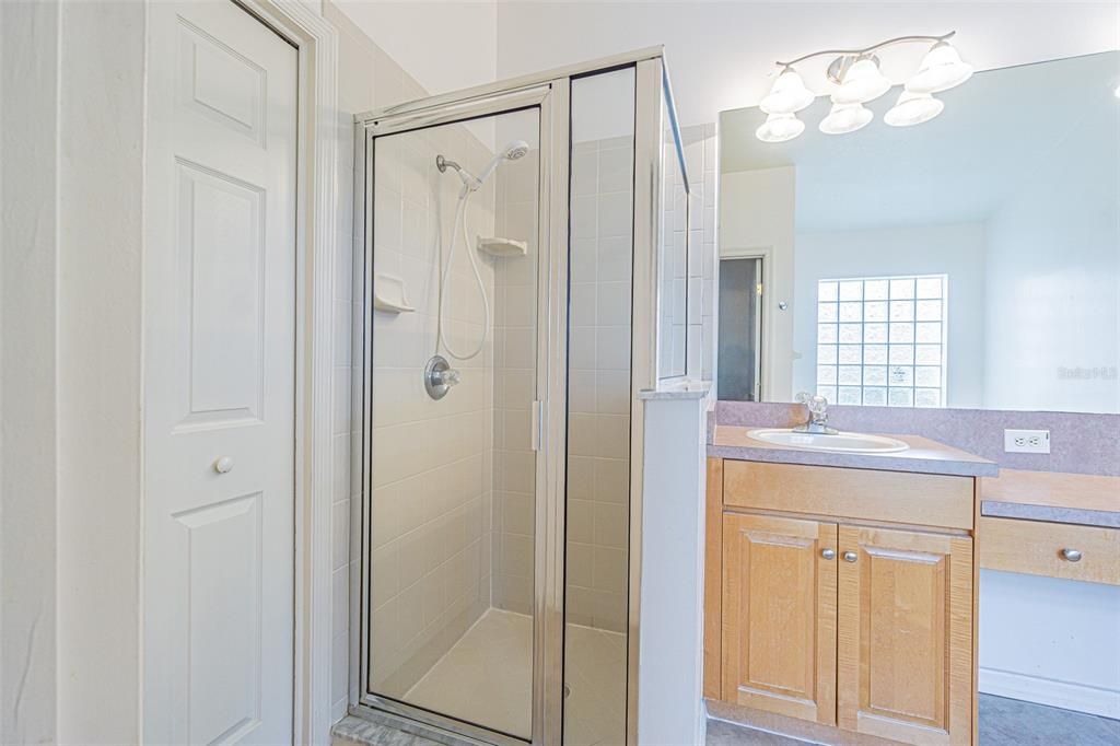 Activo con contrato: $435,950 (4 camas, 2 baños, 2090 Pies cuadrados)