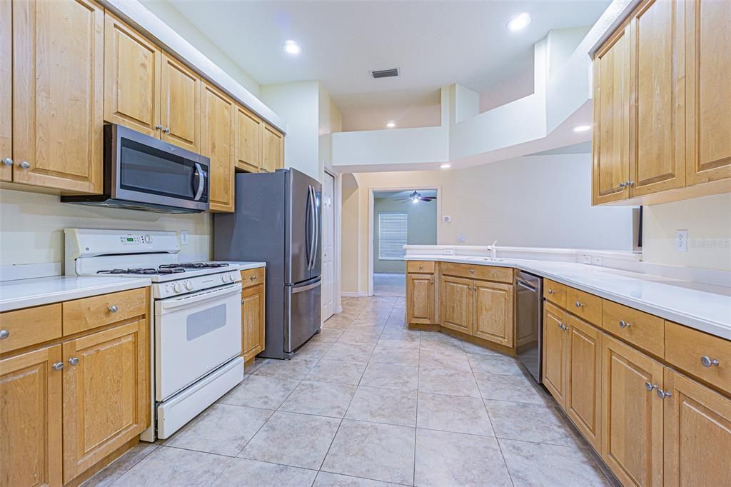 Activo con contrato: $435,950 (4 camas, 2 baños, 2090 Pies cuadrados)