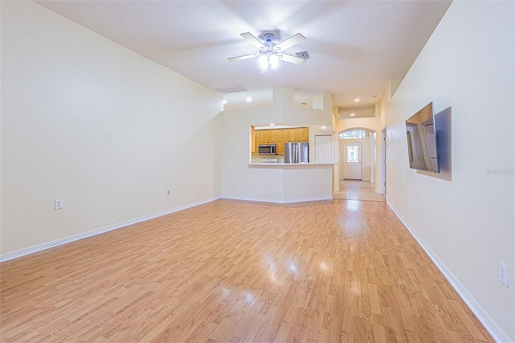 Activo con contrato: $435,950 (4 camas, 2 baños, 2090 Pies cuadrados)