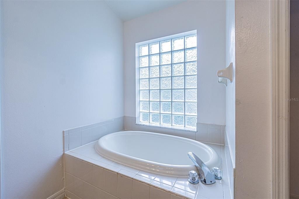 Activo con contrato: $435,950 (4 camas, 2 baños, 2090 Pies cuadrados)