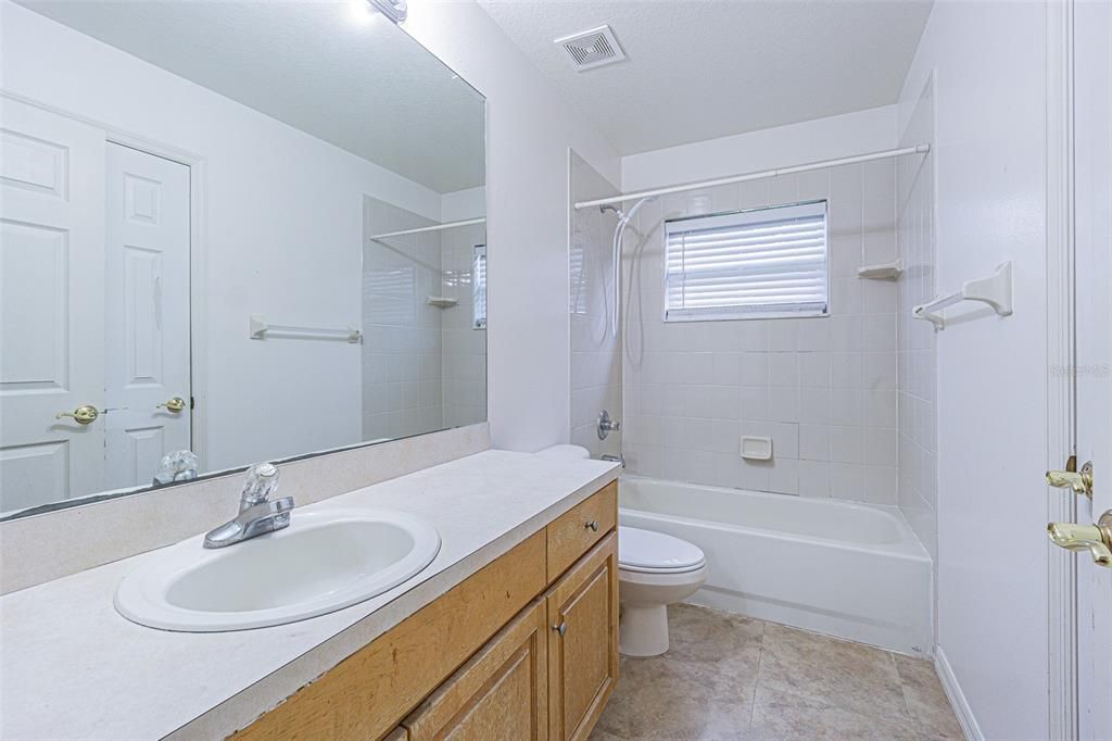 Activo con contrato: $435,950 (4 camas, 2 baños, 2090 Pies cuadrados)