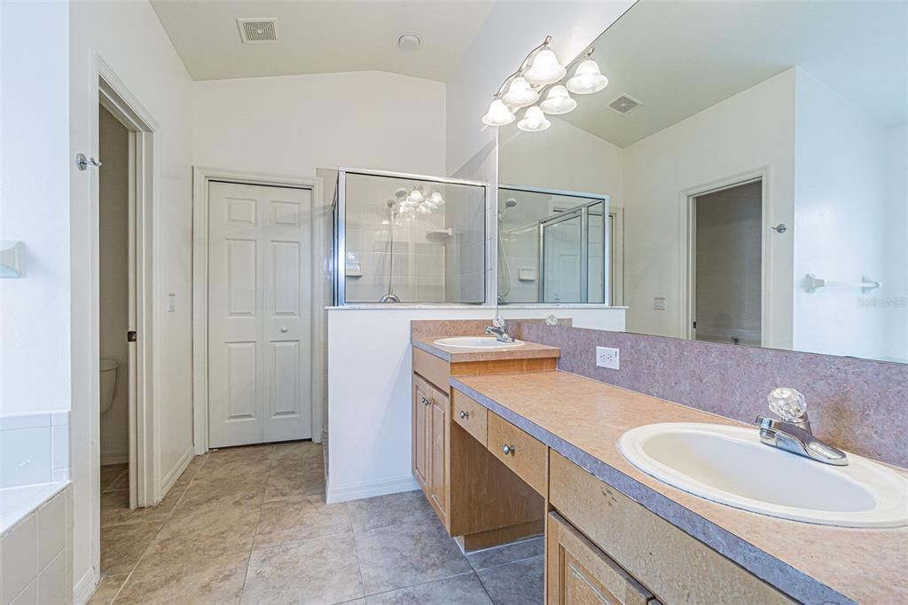 Activo con contrato: $435,950 (4 camas, 2 baños, 2090 Pies cuadrados)