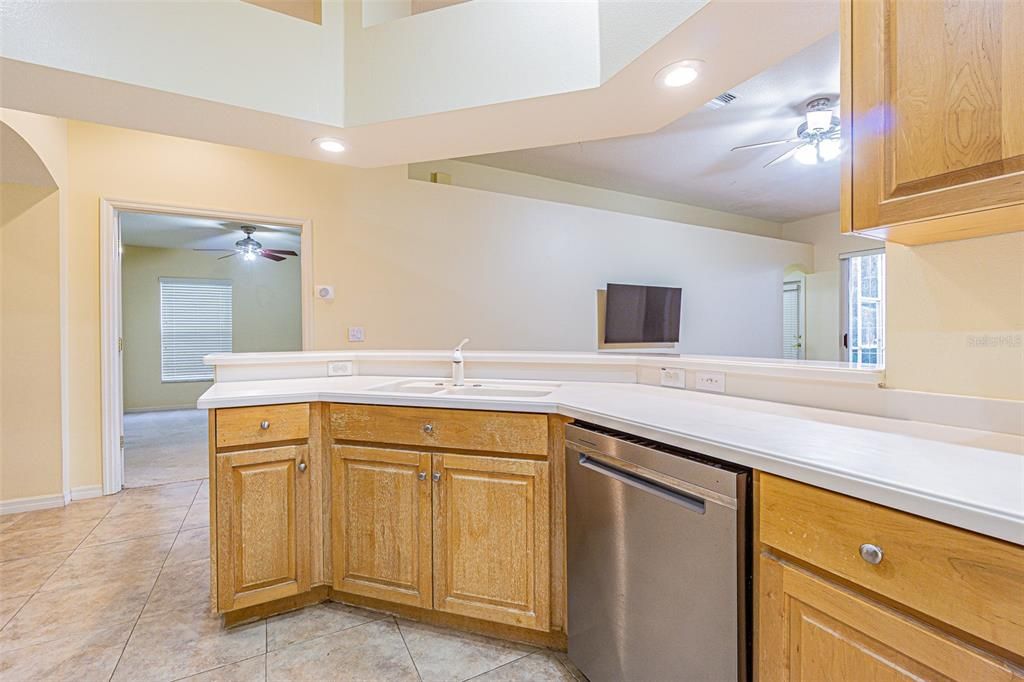 Activo con contrato: $435,950 (4 camas, 2 baños, 2090 Pies cuadrados)
