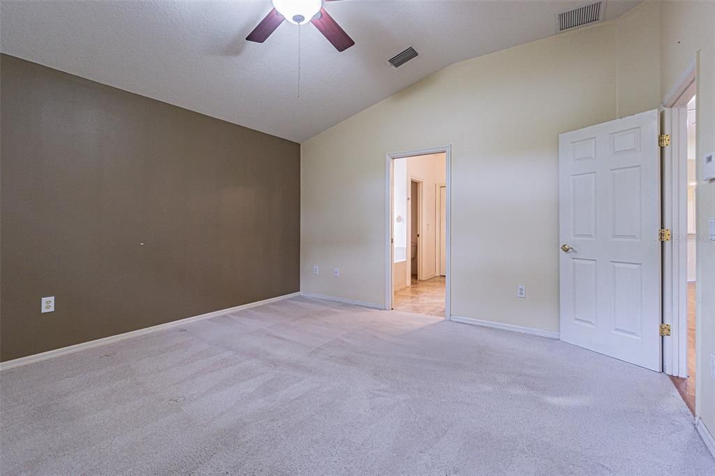 Activo con contrato: $435,950 (4 camas, 2 baños, 2090 Pies cuadrados)