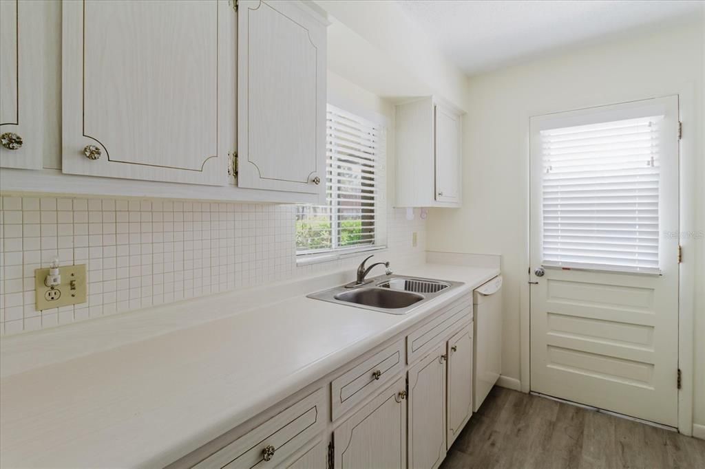 For Sale: $109,000 (2 beds, 1 baths, 870 Square Feet)