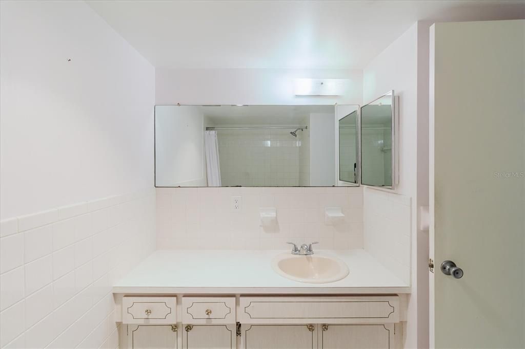 For Sale: $109,000 (2 beds, 1 baths, 870 Square Feet)