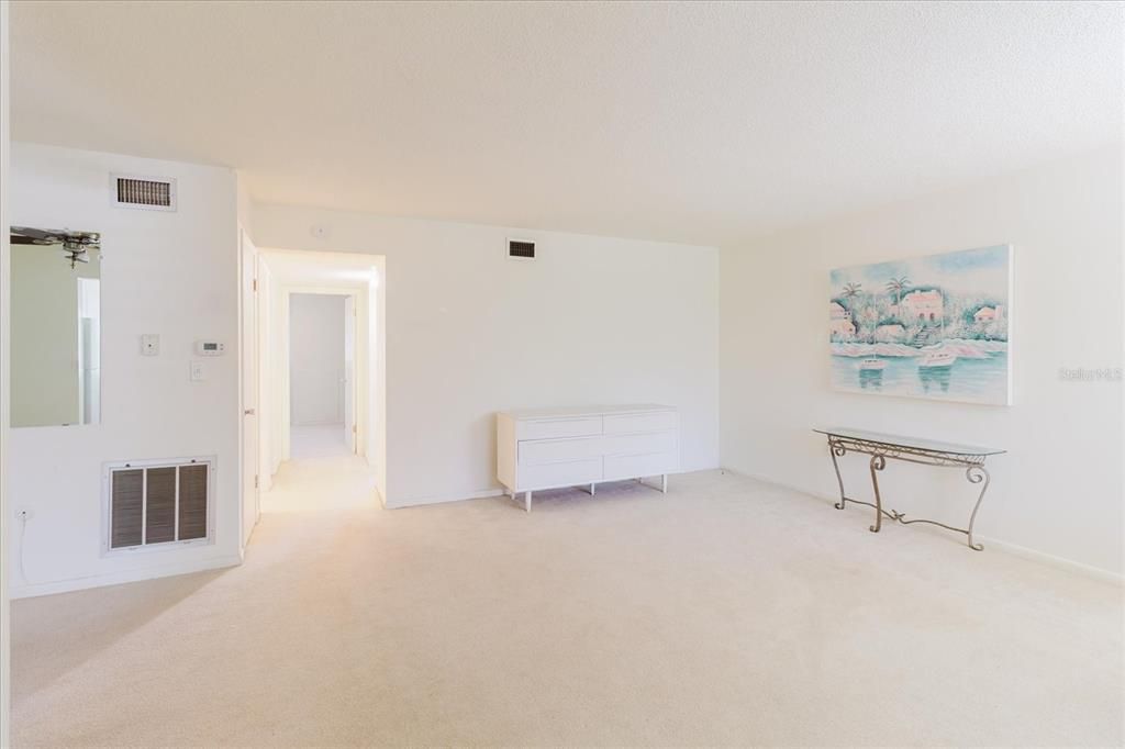 For Sale: $109,000 (2 beds, 1 baths, 870 Square Feet)