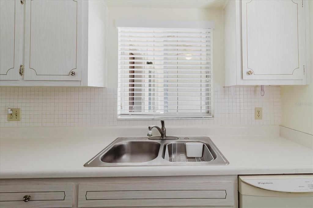 For Sale: $109,000 (2 beds, 1 baths, 870 Square Feet)