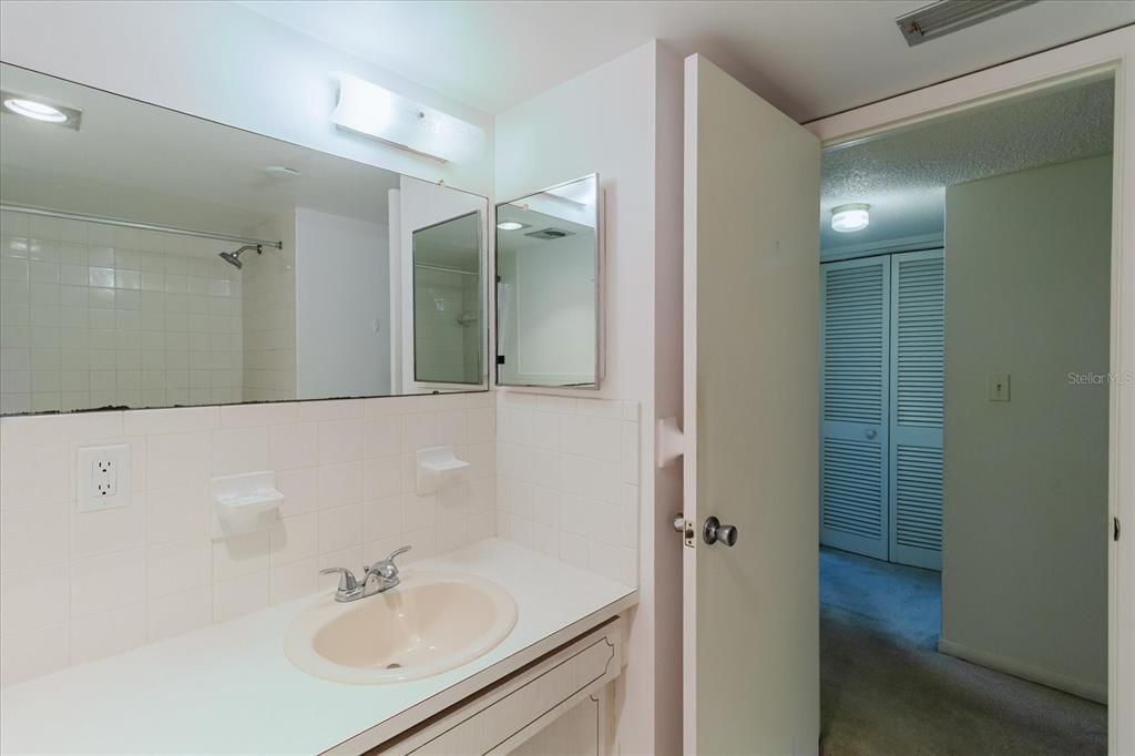 For Sale: $109,000 (2 beds, 1 baths, 870 Square Feet)