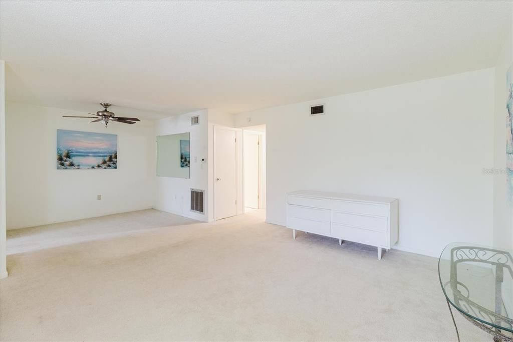 For Sale: $109,000 (2 beds, 1 baths, 870 Square Feet)