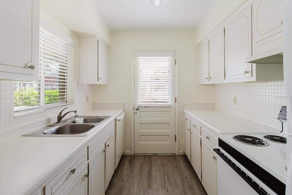 For Sale: $109,000 (2 beds, 1 baths, 870 Square Feet)