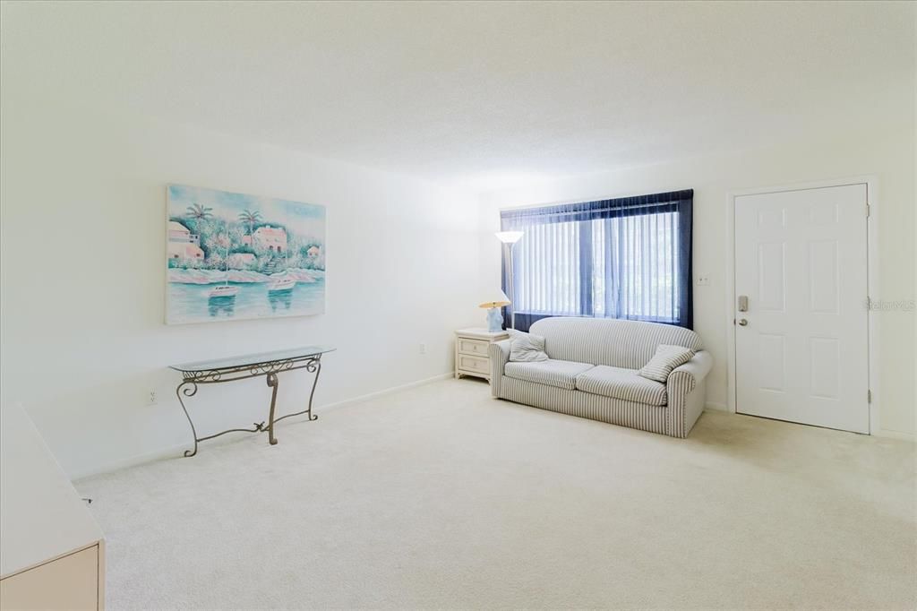 For Sale: $109,000 (2 beds, 1 baths, 870 Square Feet)