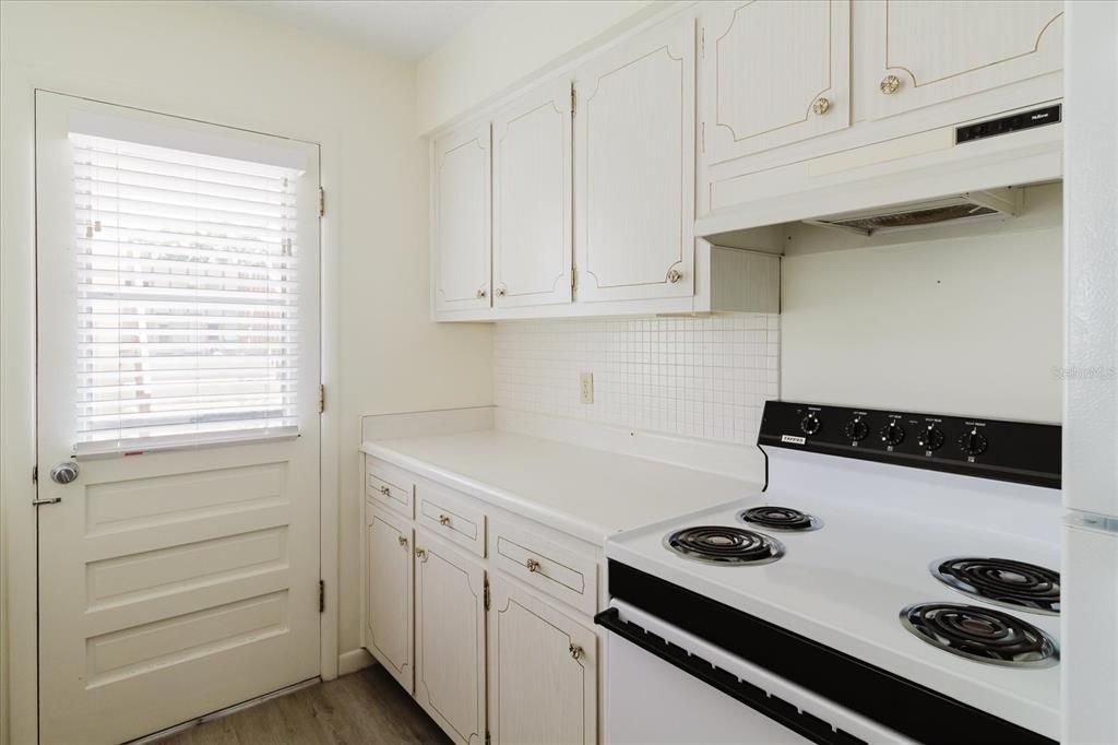 For Sale: $109,000 (2 beds, 1 baths, 870 Square Feet)