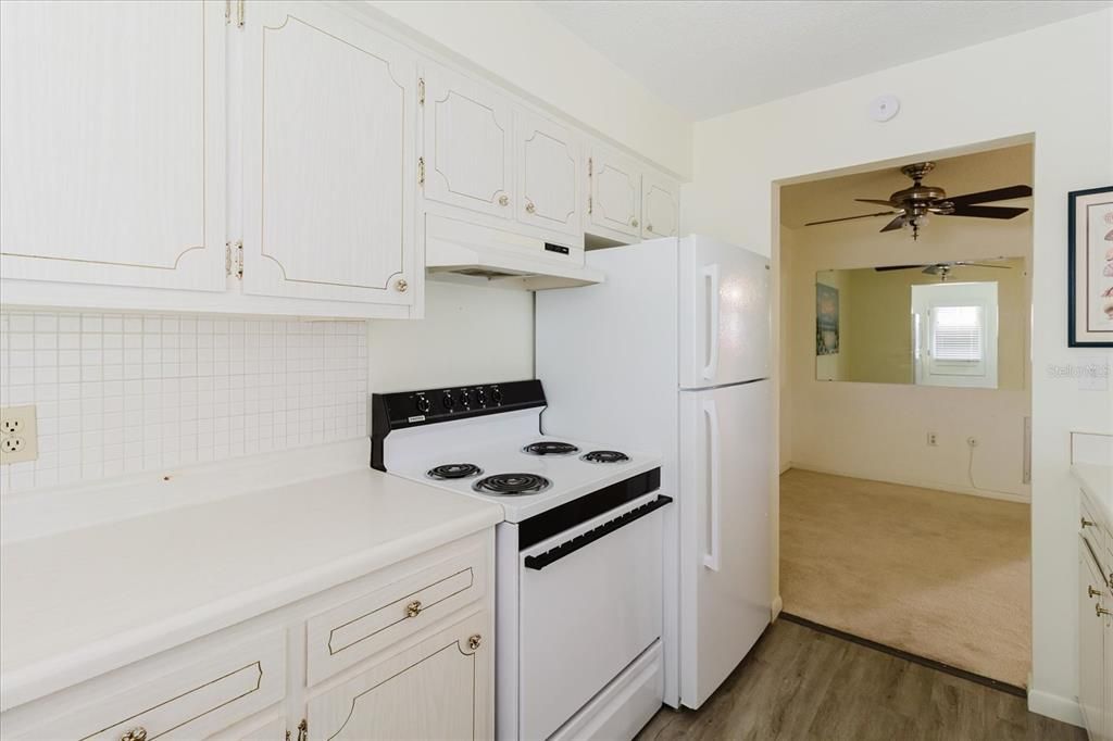 For Sale: $109,000 (2 beds, 1 baths, 870 Square Feet)