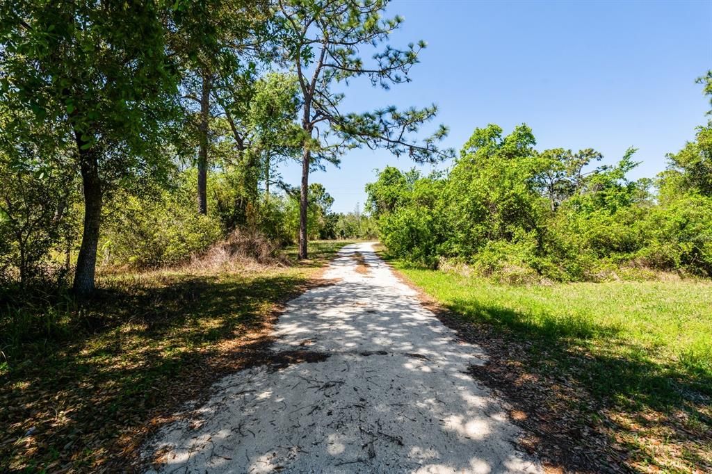 На продажу: $1,250,000 (5.84 acres)