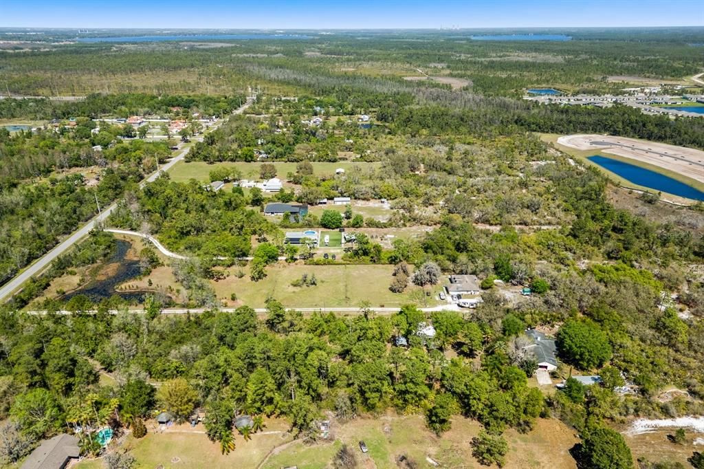 На продажу: $1,250,000 (5.84 acres)