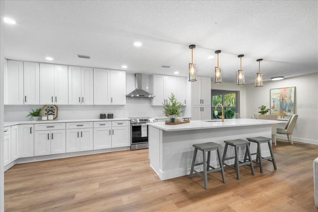 Activo con contrato: $475,000 (4 camas, 3 baños, 2696 Pies cuadrados)