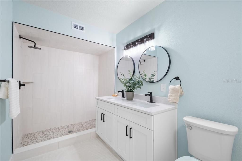 Activo con contrato: $475,000 (4 camas, 3 baños, 2696 Pies cuadrados)