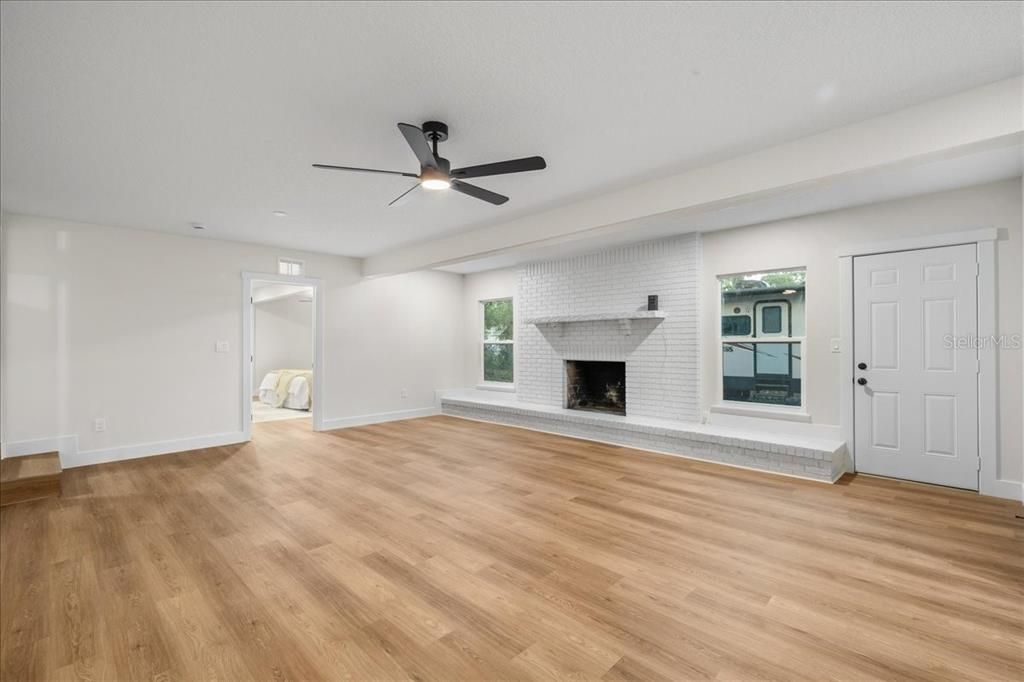 Activo con contrato: $475,000 (4 camas, 3 baños, 2696 Pies cuadrados)