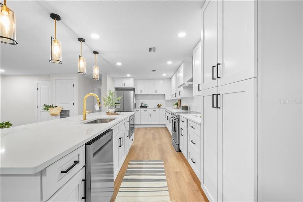 Activo con contrato: $475,000 (4 camas, 3 baños, 2696 Pies cuadrados)