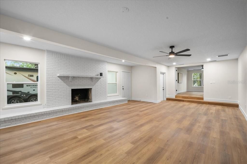 Activo con contrato: $475,000 (4 camas, 3 baños, 2696 Pies cuadrados)