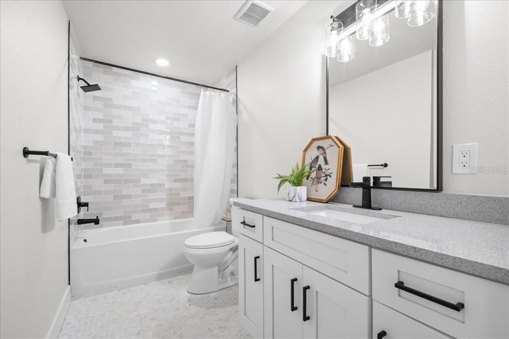 Activo con contrato: $475,000 (4 camas, 3 baños, 2696 Pies cuadrados)