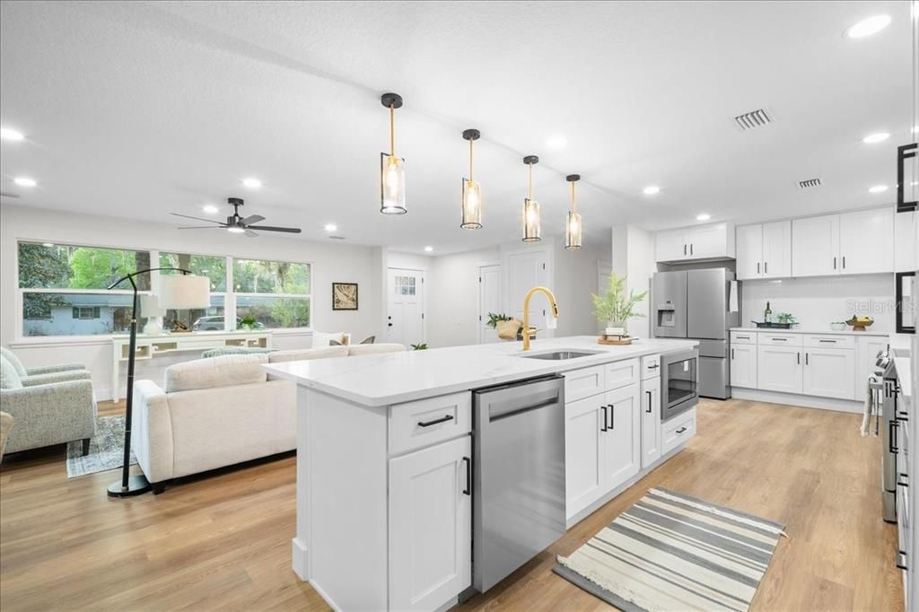 Activo con contrato: $475,000 (4 camas, 3 baños, 2696 Pies cuadrados)