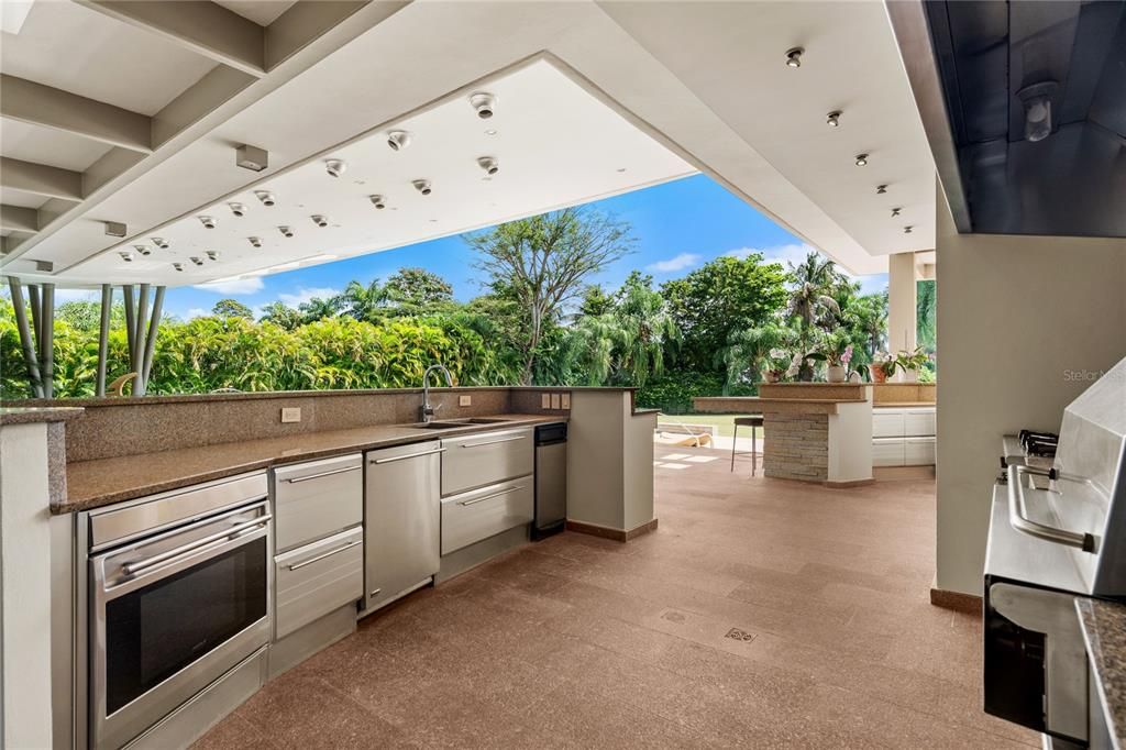 For Sale: $10,000,000 (7 beds, 8 baths, 10000 Square Feet)