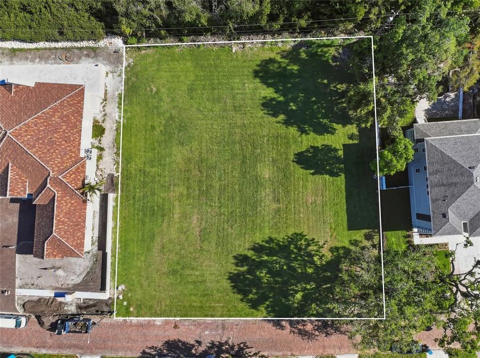 Под контрактом: $2,400,000 (0.65 acres)