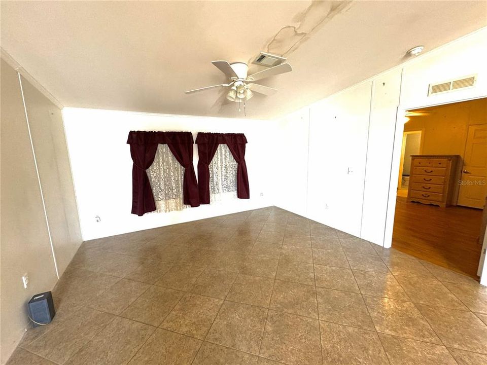 合同活跃: $139,900 (2 贝兹, 2 浴室, 1404 平方英尺)