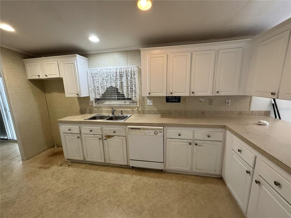 合同活跃: $139,900 (2 贝兹, 2 浴室, 1404 平方英尺)