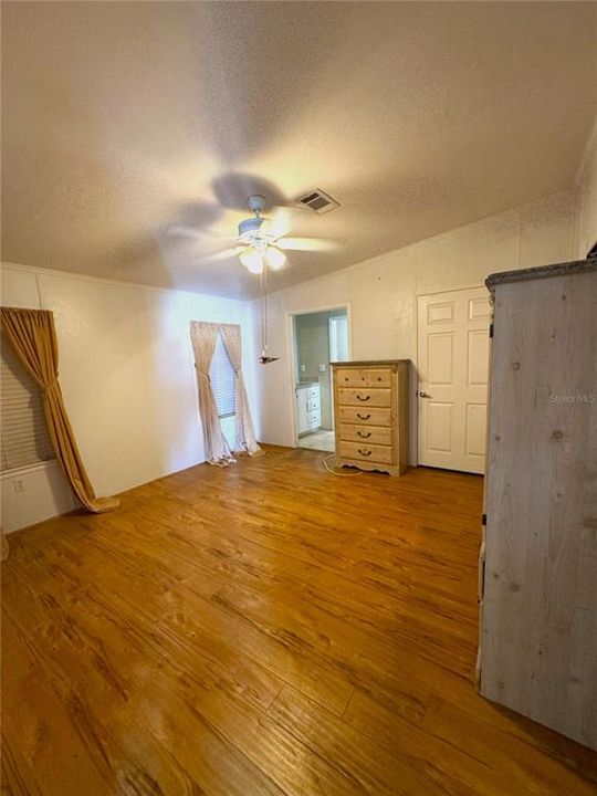 合同活跃: $139,900 (2 贝兹, 2 浴室, 1404 平方英尺)