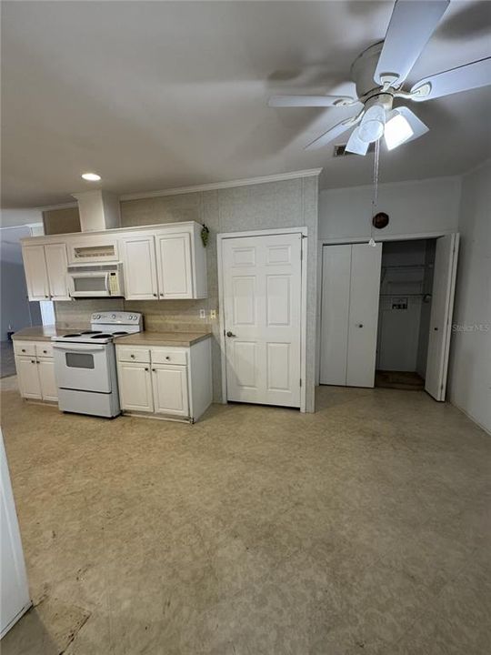 合同活跃: $139,900 (2 贝兹, 2 浴室, 1404 平方英尺)