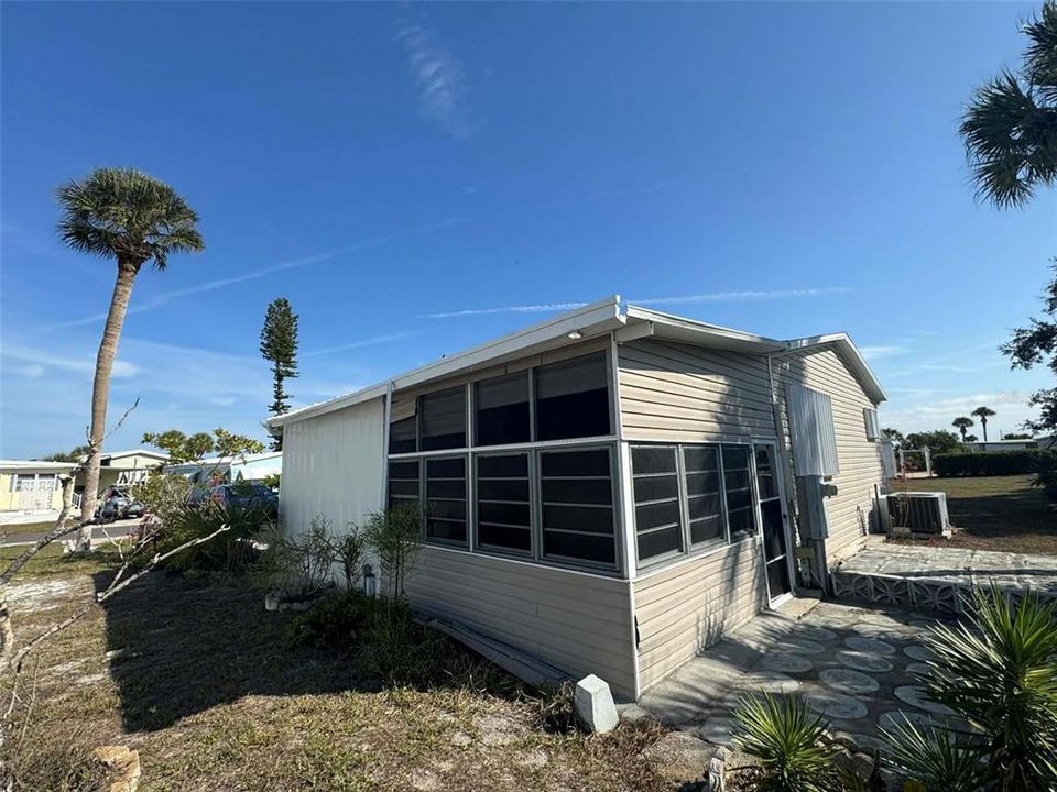 合同活跃: $139,900 (2 贝兹, 2 浴室, 1404 平方英尺)