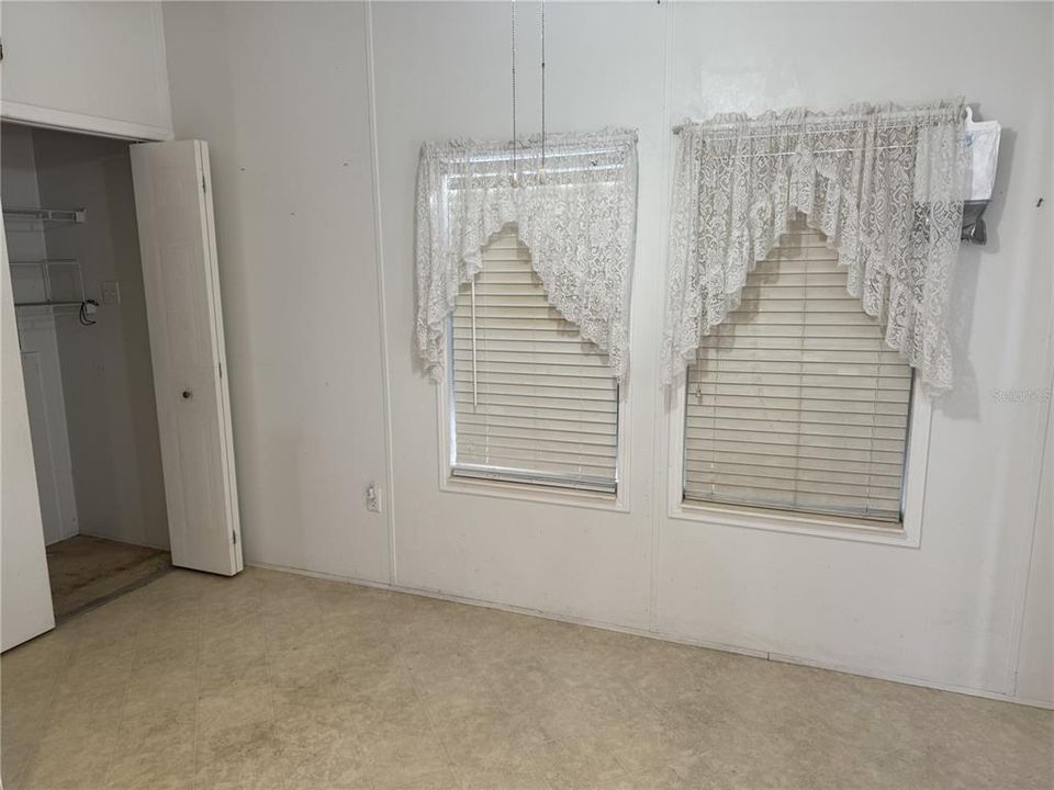 合同活跃: $139,900 (2 贝兹, 2 浴室, 1404 平方英尺)