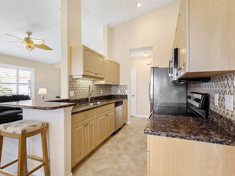 Activo con contrato: $285,000 (3 camas, 2 baños, 1383 Pies cuadrados)