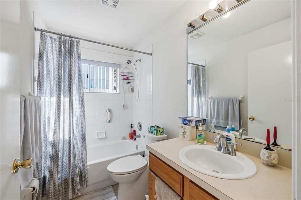 Activo con contrato: $275,000 (3 camas, 2 baños, 1226 Pies cuadrados)