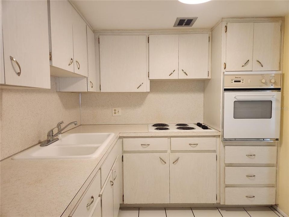 For Rent: $1,275 (1 beds, 1 baths, 825 Square Feet)
