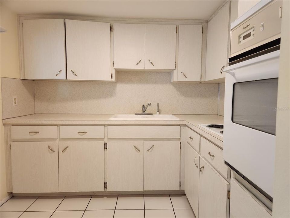 For Rent: $1,275 (1 beds, 1 baths, 825 Square Feet)
