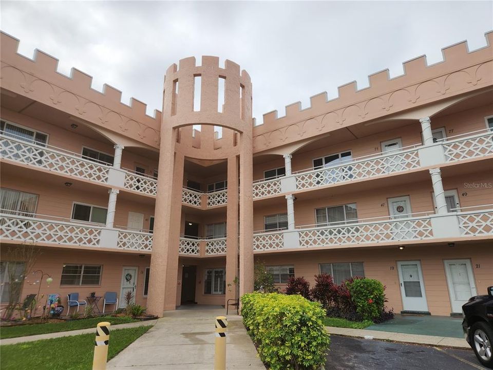 For Rent: $1,275 (1 beds, 1 baths, 825 Square Feet)