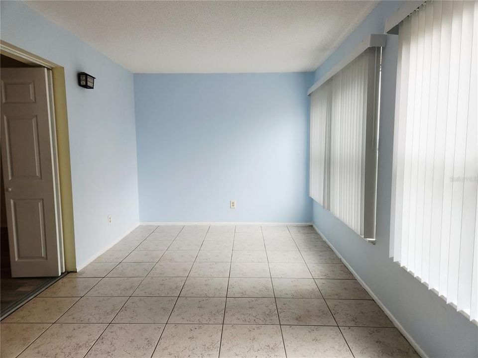 For Rent: $1,275 (1 beds, 1 baths, 825 Square Feet)