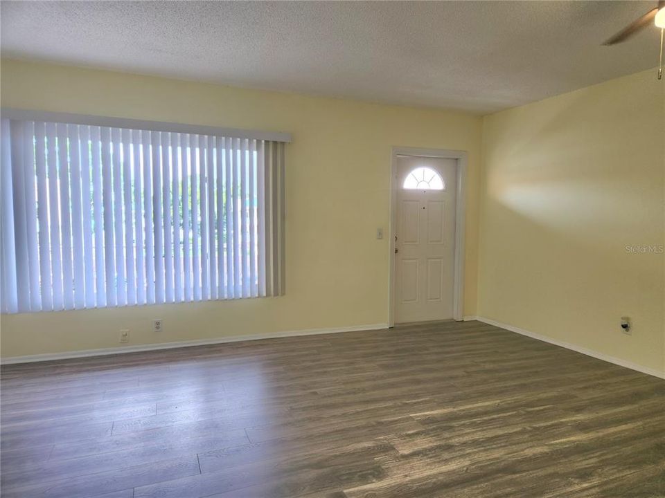 For Rent: $1,275 (1 beds, 1 baths, 825 Square Feet)