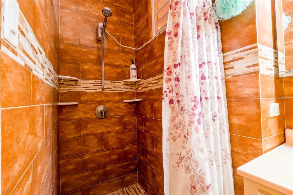 For Sale: $375,000 (4 beds, 4 baths, 1600 Square Feet)