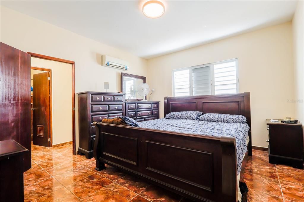 For Sale: $375,000 (4 beds, 4 baths, 1600 Square Feet)