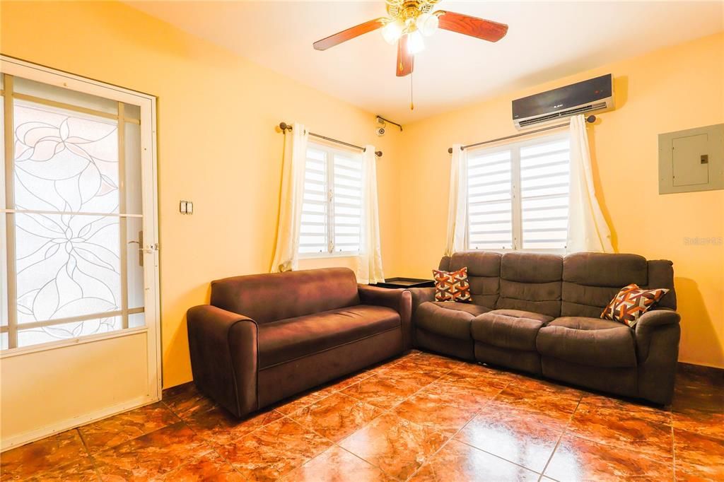 For Sale: $375,000 (4 beds, 4 baths, 1600 Square Feet)