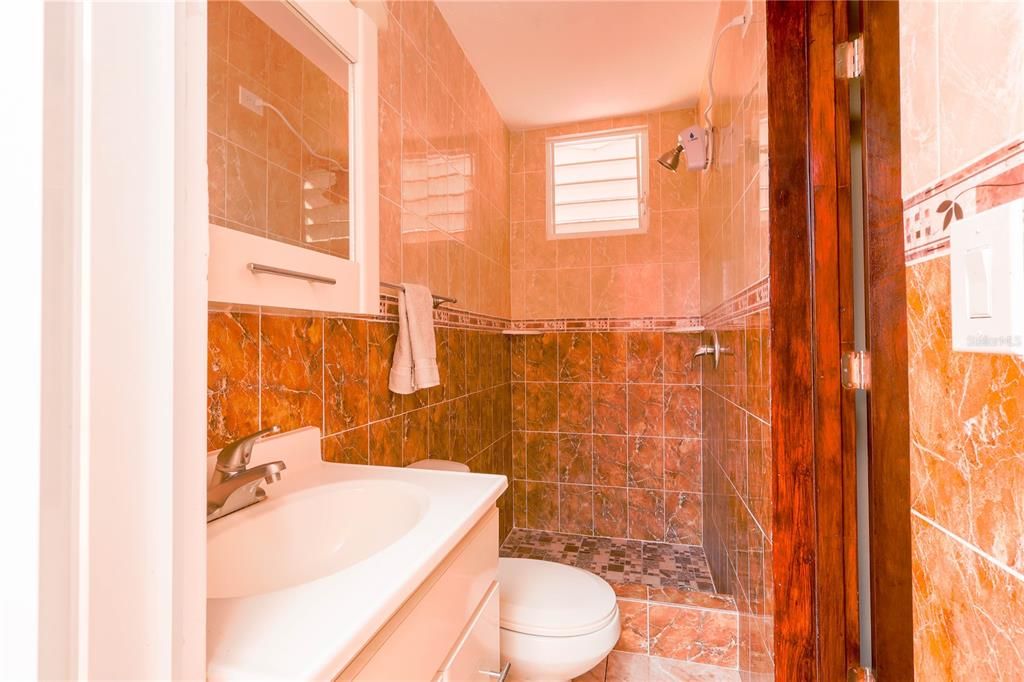 For Sale: $375,000 (4 beds, 4 baths, 1600 Square Feet)